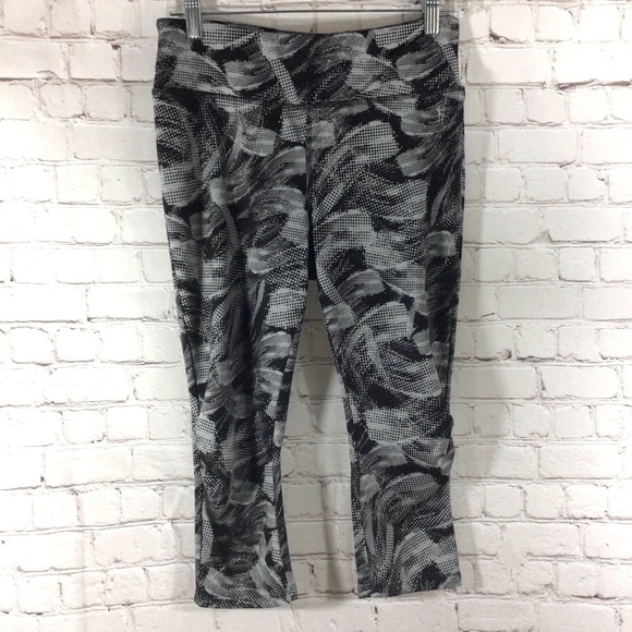 Danskin Now Pants - Danskin Now Black & Gray Capri Leggings with pocket - Size Medium (8-10)
